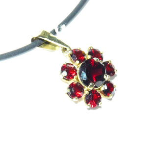 Vintage-Einzelstück, Granatanhänger aus 333 Gold, runde Rosette bestehend aus 7 kleineren + einem größeren runden Granat im Brillantschliff, in Krappenfassungen gehalten, Dreieckschlaufe, um 1990 -Goldschmiede Danilo