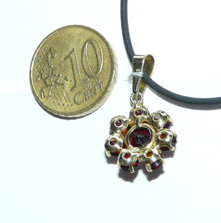 Vintage-Einzelstück, Granatanhänger aus 333 Gold, runde Rosette bestehend aus 7 kleineren + einem größeren runden Granat im Brillantschliff, in Krappenfassungen gehalten, Dreieckschlaufe, um 1990 -Goldschmiede Danilo