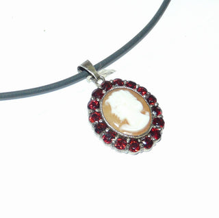 handgefertigtes Einzelstück, Vintage-Granat-Anhänger, ovaler Gemmen-Anhänger aus 835 Silber zart vergoldet, 16 Granate im Brillantschliff + eine Muschelgemme mit einem fein ausgearbeiteten Frauenportrait, um 1950 (Lieferung erfolgt ohne Kette) -	Vintage-Schmuck nur im Onlineshop von danilogold!