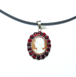 handgefertigtes Einzelstück, Vintage-Granat-Anhänger, ovaler Gemmen-Anhänger aus 835 Silber zart vergoldet, 16 Granate im Brillantschliff + eine Muschelgemme mit einem fein ausgearbeiteten Frauenportrait, um 1950 (Lieferung erfolgt ohne Kette) -	Vintage-Schmuck nur im Onlineshop von danilogold!