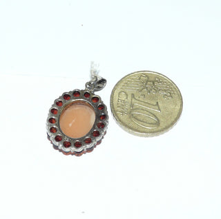 handgefertigtes Einzelstück, Vintage-Granat-Anhänger, ovaler Gemmen-Anhänger aus 835 Silber zart vergoldet, 16 Granate im Brillantschliff + eine Muschelgemme mit einem fein ausgearbeiteten Frauenportrait, um 1950 (Lieferung erfolgt ohne Kette) -	Vintage-Schmuck nur im Onlineshop von danilogold!