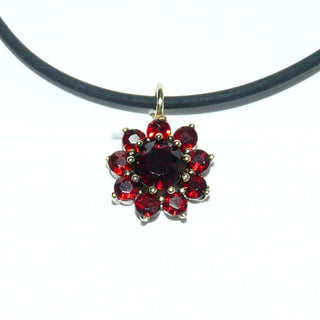 Einzelstück, Vintage-Granat-Anhänger aus 333 Gold, eine runde Rosette mit 9 kleineren runden + einem großen Granat im funkelnden Brillantschliff im typischen Granat-Rot, in Krappen-Chatons gefaßt, runde Schlaufe, um 1990 -	Einzelstücke nur erhältlich bei www.danilogold-shop.de