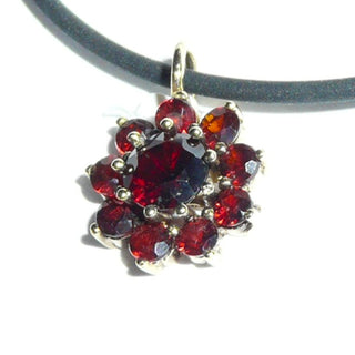 Einzelstück, Vintage-Granat-Anhänger aus 333 Gold, eine runde Rosette mit 9 kleineren runden + einem großen Granat im funkelnden Brillantschliff im typischen Granat-Rot, in Krappen-Chatons gefaßt, runde Schlaufe, um 1990 -	Einzelstücke nur erhältlich bei www.danilogold-shop.de