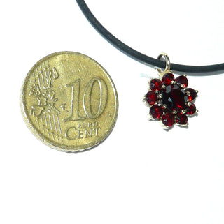 Einzelstück, Vintage-Granat-Anhänger aus 333 Gold, eine runde Rosette mit 9 kleineren runden + einem großen Granat im funkelnden Brillantschliff im typischen Granat-Rot, in Krappen-Chatons gefaßt, runde Schlaufe, um 1990 -	Einzelstücke nur erhältlich bei www.danilogold-shop.de