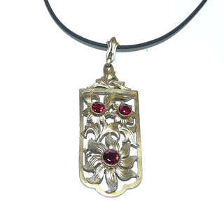 Einzelstück, Vintage-Anhänger, antiker, durchbrochener Granat-Anhänger aus zart vergoldetem Silber, florale Elemente, Blätter + Blüte, aufgesetzt auf einem schildförmigen Rahmen, mit 3 runden facettierten Granaten in schöner Farbe, um 1900 - Unikatschmuck nur erhältlich im Onlineshop von Juwelier & Goldschmiede Danilo! 
