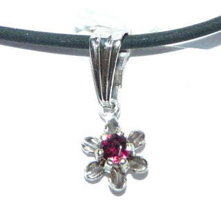 Einzelstück, Vintage-Anhänger, Granat-Anhänger "Mini-Blütenfassung" aus Silber mit einem runden, funkelnd facettierten Granat im Brillantschliff, lange schmale Schlaufe, um 1970 -	Unikate und Pretiosen nur erhältlich im Onlineshop der Goldschmiede Danilo!