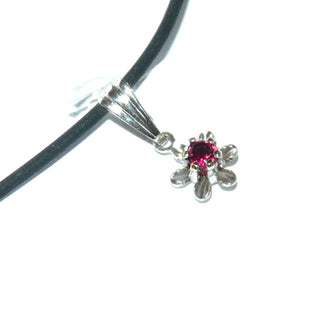 Einzelstück, Vintage-Anhänger, Granat-Anhänger "Mini-Blütenfassung" aus Silber mit einem runden, funkelnd facettierten Granat im Brillantschliff, lange schmale Schlaufe, um 1970 -	Unikate und Pretiosen nur erhältlich im Onlineshop der Goldschmiede Danilo!