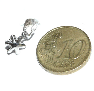 Einzelstück, Vintage-Anhänger, Granat-Anhänger "Mini-Blütenfassung" aus Silber mit einem runden, funkelnd facettierten Granat im Brillantschliff, lange schmale Schlaufe, um 1970 -	Unikate und Pretiosen nur erhältlich im Onlineshop der Goldschmiede Danilo!