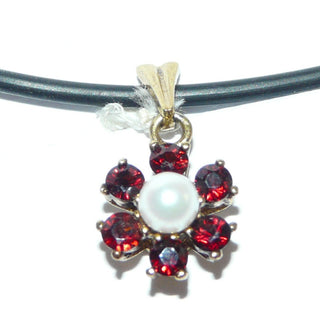 Einzelstück, Vintage-Anhänger, Granat-Anhänger "Perlen-Rosette" aus 835 Silber vergoldet mit 6 Granaten im Brillantschliff + einer Akoja-Zuchtperle, schöne Farbe, um 1960. -	Vintage-Schmuck nur im Onlineshop von danilogold!