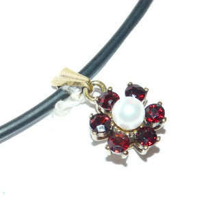 Einzelstück, Vintage-Anhänger, Granat-Anhänger "Perlen-Rosette" aus 835 Silber vergoldet mit 6 Granaten im Brillantschliff + einer Akoja-Zuchtperle, schöne Farbe, um 1960. -	Vintage-Schmuck nur im Onlineshop von danilogold!
