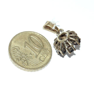 Einzelstück, Vintage-Anhänger, Granat-Anhänger "Perlen-Rosette" aus 835 Silber vergoldet mit 6 Granaten im Brillantschliff + einer Akoja-Zuchtperle, schöne Farbe, um 1960. -	Vintage-Schmuck nur im Onlineshop von danilogold!