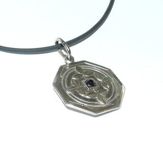 Einzelstück, Vintage-Anhänger, Granat-Anhänger aus 800 Silber, eine 8-Eck-Platte, ziseliert + mit vier 3-blättrigen Kleeblättern verziert, eine rote Granat-Rose in der Mitte, um 1940 -	Vintage-Schmuck nur im Onlineshop von danilogold!