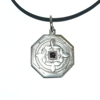 Einzelstück, Vintage-Anhänger, Granat-Anhänger aus 800 Silber, eine 8-Eck-Platte, ziseliert + mit vier 3-blättrigen Kleeblättern verziert, eine rote Granat-Rose in der Mitte, um 1940 -	Vintage-Schmuck nur im Onlineshop von danilogold!