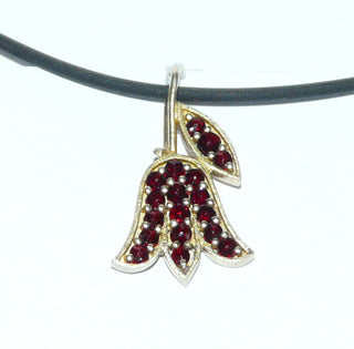 Einzelstück, Vintage-Anhänger, Granat-Anhänger "Tulpe" aus zart vergoldetem 900 Silber mit 18 Granaten im Sternschliff im typischen Granat-Rot, flach eingelassen, um 1980 -	Vintage-Schmuck nur im Onlineshop von danilogold!