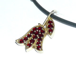 Einzelstück, Vintage-Anhänger, Granat-Anhänger "Tulpe" aus zart vergoldetem 900 Silber mit 18 Granaten im Sternschliff im typischen Granat-Rot, flach eingelassen, um 1980 -	Vintage-Schmuck nur im Onlineshop von danilogold!