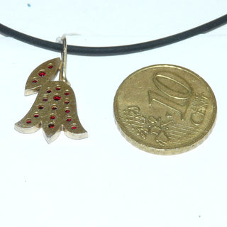 Einzelstück, Vintage-Anhänger, Granat-Anhänger "Tulpe" aus zart vergoldetem 900 Silber mit 18 Granaten im Sternschliff im typischen Granat-Rot, flach eingelassen, um 1980 -	Vintage-Schmuck nur im Onlineshop von danilogold!