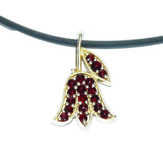 Einzelstück, Vintage-Anhänger, Granat-Anhänger "Tulpe" aus zart vergoldetem 900 Silber mit 18 Granaten im Sternschliff im typischen Granat-Rot, flach eingelassen, um 1960 -	Vintage-Schmuck nur im Onlineshop von danilogold!