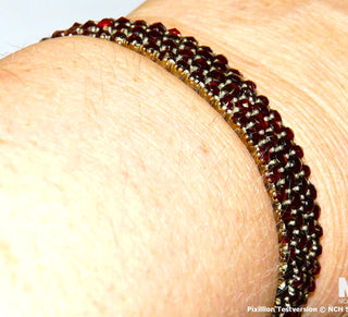 antikes Einzelstück, funkelnder Granat-Armreif rundherum ausgefaßt mit böhmischen Granaten in Tombak, Farbe Böhmischer Granat / Böhmisches Feuer Innendurchmesser ca. 17,3 mm, um 1900 -Unikate und Pretiosen nur erhältlich im Onlineshop der Goldschmiede Danilo!
