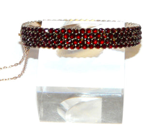 antikes Einzelstück, funkelnder Granat-Armreif rundherum ausgefaßt mit böhmischen Granaten in Tombak, Farbe Böhmischer Granat / Böhmisches Feuer Innendurchmesser ca. 17,3 mm, um 1900 -Unikate und Pretiosen nur erhältlich im Onlineshop der Goldschmiede Danilo!