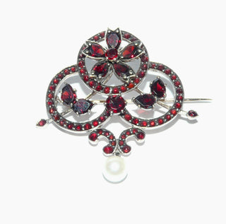 Einzelstück, antike Boho-Brosche, filigrane Vintage-Granat-Brosche aus Tombak, runde + tropfenförmige Böhmische Granate in schöner Farbe im Rosenschliff aufwendig gearbeitet, offene Kreise + Blüten, als Abschluß eine beweglich angebrachte Akoja-Zuchtperle, Hakensicherung, um 1880. -	Vintage-Schmuck nur im Onlineshop von danilogold!