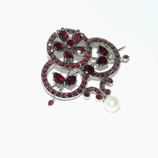 Einzelstück, antike Boho-Brosche, filigrane Vintage-Granat-Brosche aus Tombak, runde + tropfenförmige Böhmische Granate in schöner Farbe im Rosenschliff aufwendig gearbeitet, offene Kreise + Blüten, als Abschluß eine beweglich angebrachte Akoja-Zuchtperle, Hakensicherung, um 1880. -	Vintage-Schmuck nur im Onlineshop von danilogold!