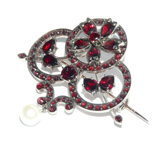 Einzelstück, antike Boho-Brosche, filigrane Vintage-Granat-Brosche aus Tombak, runde + tropfenförmige Böhmische Granate in schöner Farbe im Rosenschliff aufwendig gearbeitet, offene Kreise + Blüten, als Abschluß eine beweglich angebrachte Akoja-Zuchtperle, Hakensicherung, um 1880. -	Vintage-Schmuck nur im Onlineshop von danilogold!