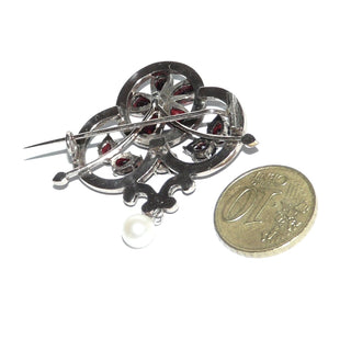 Einzelstück, antike Boho-Brosche, filigrane Vintage-Granat-Brosche aus Tombak, runde + tropfenförmige Böhmische Granate in schöner Farbe im Rosenschliff aufwendig gearbeitet, offene Kreise + Blüten, als Abschluß eine beweglich angebrachte Akoja-Zuchtperle, Hakensicherung, um 1880. -	Vintage-Schmuck nur im Onlineshop von danilogold!