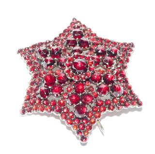 Einzelstück, Vintage-Granat-Brosche, antiker Granat-Stern, Trägermaterial Tombak, runde Böhmische Granate in wunderschöner Top-Farbe im Rosenschliff, in 3 Etagen als Stern gearbeitet, Handarbeit um 1880 -	Unikate und Pretiosen nur erhältlich im Onlineshop der Goldschmiede Danilo! 