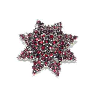 antikes Einzelstück, Vintage-Granat-Brosche aus Tombak "Granat-Stern", runde Granate in schöner Ideal-Farbe im Rosenschliff, in 3 Etagen als Stern gearbeitet, mit Hakensicherung, Handarbeit um 1870 -	Handgefertigter Schmuck nur erhältlich bei www.danilogold-shop.de 