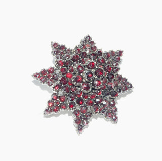 antikes Einzelstück, Vintage-Granat-Brosche aus Tombak "Granat-Stern", runde Granate in schöner Ideal-Farbe im Rosenschliff, in 3 Etagen als Stern gearbeitet, mit Hakensicherung, Handarbeit um 1870 -	Handgefertigter Schmuck nur erhältlich bei www.danilogold-shop.de 