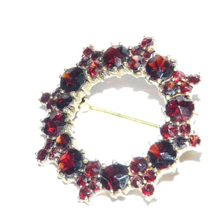 antikes Einzelstück, Vintage-Granat-Brosche aus "Norm-Gold" (niedriger als 333), funkelnd facettierte Granate in schöner Farbe "Böhmisches Feuer" im Rosenschliff, als offener Stern-Kreis gearbeitet, Kugelsicherung, um 1920 -	Vintage-Schmuck nur im Onlineshop von danilogold!