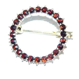 Einzelstück, Vintage-Granat-Brosche, antik aus 800 Silber mit facettierten Granaten in schöner Farbe im Rosenschliff, als offener Kreis mit Krappenfassungen gearbeitet, Schiebesicherung, um 1930 -Vintage-Schmuck nur im Onlineshop von danilogold!