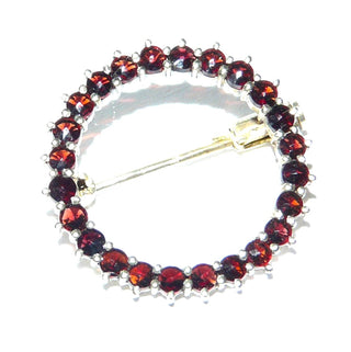 Einzelstück, Vintage-Granat-Brosche, antik aus 800 Silber mit facettierten Granaten in schöner Farbe im Rosenschliff, als offener Kreis mit Krappenfassungen gearbeitet, Schiebesicherung, um 1930 -Vintage-Schmuck nur im Onlineshop von danilogold!