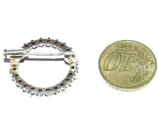 Einzelstück, Vintage-Granat-Brosche, antik aus 800 Silber mit facettierten Granaten in schöner Farbe im Rosenschliff, als offener Kreis mit Krappenfassungen gearbeitet, Schiebesicherung, um 1930 -Vintage-Schmuck nur im Onlineshop von danilogold!