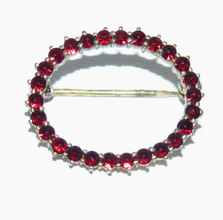 Einzelstück, Vintage-Granat-Brosche, antik, als offenes Oval gearbeitet, aus 900 Silber zart vergoldet, facettierte Granate in schöner Farbe im Rosenschliff, Kugelsicherung, um 1930.  -	Unikate und Pretiosen nur erhältlich im Onlineshop der Goldschmiede Danilo!