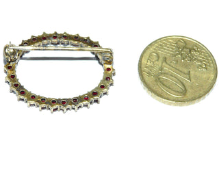 Einzelstück, Vintage-Granat-Brosche, antik, als offenes Oval gearbeitet, aus 900 Silber zart vergoldet, facettierte Granate in schöner Farbe im Sternschliff, Kugelsicherung, um 1950 - Unikate und Pretiosen nur erhältlich im Onlineshop der Goldschmiede Danilo!