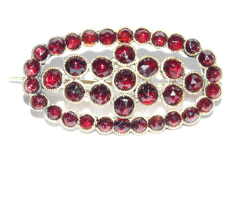 antikes Einzelstück, Vintage-Granat-Brosche aus Tombak, "Böhmisches Feuer" Granate in schöner Farbe im Rosenschliff, als offenes Oval mit einem blütenartigen Mittelteil gearbeitet, Hakensicherung, um 1920 -	Vintage-Schmuck nur im Onlineshop von danilogold!