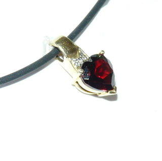 Einzelstück, Vintage-Granat-Herz-Anhänger, ein funkelnd facettierter Granat in Herzform im typischen Granat-Rot, eingefaßt in 585 Gold, mit 2 kleinen Diamanten, zum verdeckten Durchfädeln der Kette, um 1990-	Vintage-Schmuck nur im Onlineshop von danilogold!