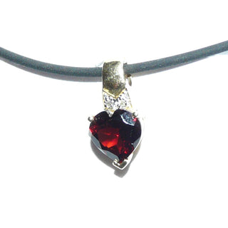 Einzelstück, Vintage-Granat-Herz-Anhänger, ein funkelnd facettierter Granat in Herzform im typischen Granat-Rot, eingefaßt in 585 Gold, mit 2 kleinen Diamanten, zum verdeckten Durchfädeln der Kette, um 1990-	Vintage-Schmuck nur im Onlineshop von danilogold!