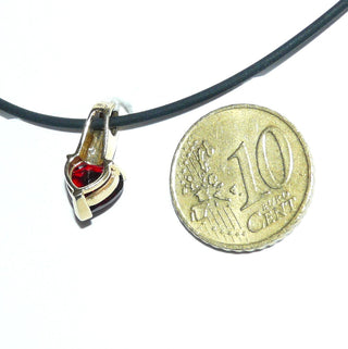 Einzelstück, Vintage-Granat-Herz-Anhänger, ein funkelnd facettierter Granat in Herzform im typischen Granat-Rot, eingefaßt in 585 Gold, mit 2 kleinen Diamanten, zum verdeckten Durchfädeln der Kette, um 1990-	Vintage-Schmuck nur im Onlineshop von danilogold!