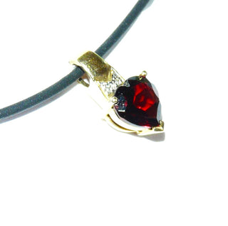 Einzelstück, Vintage-Granat-Herz-Anhänger, ein funkelnd facettierter Granat in Herzform im typischen Granat-Rot, eingefaßt in 585 Gold, mit 2 kleinen Diamanten, zum verdeckten Durchfädeln der Kette, um 1990 - Vintage-Schmuck nur im Onlineshop von danilogold!