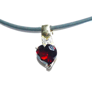 Einzelstück, Vintage-Granat-Herz-Anhänger, ein funkelnd facettierter Granat in Herzform im typischen Granat-Rot, eingefaßt in 585 Gold, mit 2 kleinen Diamanten, zum verdeckten Durchfädeln der Kette, um 1990 - Vintage-Schmuck nur im Onlineshop von danilogold!