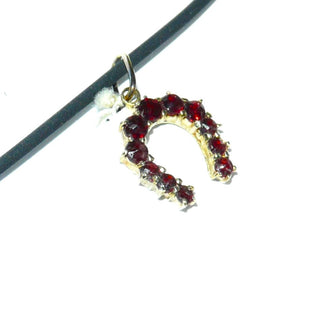 Einzelstück, Vintage-Granat-Hufeisen-Anhänger aus 11 facettierten, runden Granaten in typischem Granat-Rot in Hufeisenform, in 333 Gold mit Krappen-Chatons gehalten, zum Durchfädeln, um 1990 (Lieferung erfolgt ohne Kette) -	Vintage-Schmuck nur im Onlineshop von danilogold!