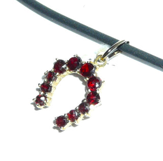 Einzelstück, Vintage-Granat-Hufeisen-Anhänger aus 11 facettierten, runden Granaten in typischem Granat-Rot in Hufeisenform, in 333 Gold mit Krappen-Chatons gehalten, zum Durchfädeln, um 1990 (Lieferung erfolgt ohne Kette) -	Vintage-Schmuck nur im Onlineshop von danilogold!