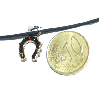 Einzelstück, Vintage-Granat-Hufeisen-Anhänger aus 11 facettierten, runden Granaten in typischem Granat-Rot in Hufeisenform, in 333 Gold mit Krappen-Chatons gehalten, zum Durchfädeln, um 1990 (Lieferung erfolgt ohne Kette) -	Vintage-Schmuck nur im Onlineshop von danilogold!