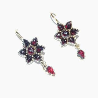 Einzelstücke, Vintage-Granat-Ohrhänger aus Gold-Doublé mit je 1 runden + 7 tropfenförmigen, funkelnd facettierten Böhmischen Granaten, sternförmig angeordnet, um 1900. Dazu paßt Brosche Vin 0031, Br 0134 + Br 0135, Anhänger An 0211 -	Vintage-Schmuck nur im Onlineshop von danilogold!