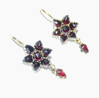 Einzelstücke, Vintage-Granat-Ohrhänger aus Gold-Doublé mit je 1 runden + 7 tropfenförmigen, funkelnd facettierten Böhmischen Granaten, sternförmig angeordnet, um 1900. Dazu paßt Brosche Vin 0031, Br 0134 + Br 0135, Anhänger An 0211 -	Vintage-Schmuck nur im Onlineshop von danilogold!