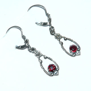 Einzelstücke, Vintage-Granat-Ohrhänger "filigraner Blütenkranz" aus 835 Silber mit je 1 runden, funkelnd facettierten Granat in schöner Farbe, um 1930. Dazu passen Collier HS 0069 + Ringe Ri 0306, 0307 sowie Brosche Br 0016. -	Vintage-Schmuck nur im Onlineshop von danilogold!