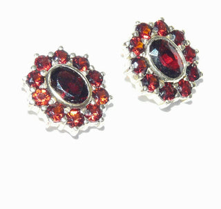 Einzelstücke, Vintage-Granat-Ohrstecker aus Silber, zart vergoldet, ovale Rosette mit je 10 runden + 1 ovalen, funkelnd facettierten Granat in schöner Farbe, um 1970. Dazu paßt Anhänger An 0218, 0215 + Brosche Br 0135. - Vintage-Schmuck nur im Onlineshop von danilogold!