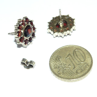 Einzelstücke, Vintage-Granat-Ohrstecker aus Silber, zart vergoldet, ovale Rosette mit je 10 runden + 1 ovalen, funkelnd facettierten Granat in schöner Farbe, um 1970. Dazu paßt Anhänger An 0218, 0215 + Brosche Br 0135. - Vintage-Schmuck nur im Onlineshop von danilogold!